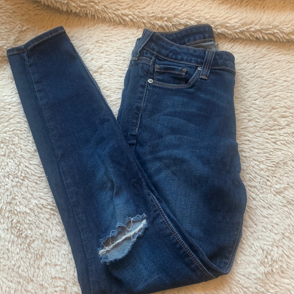 Just black skinny Jean distress in both knees